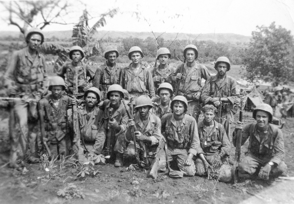 Group photo of soldiers.