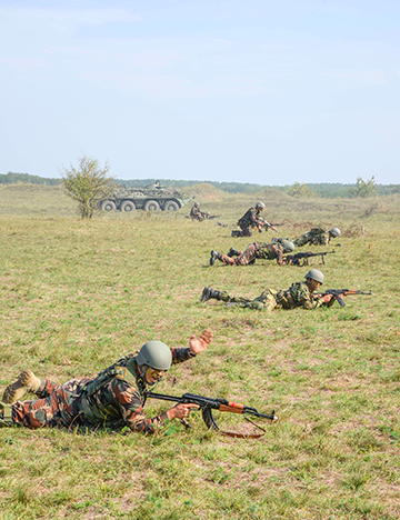 Serbian Armed Forces infantrymen join with Hungarian army infantrymen to conduct Exercise Neighbors 2015