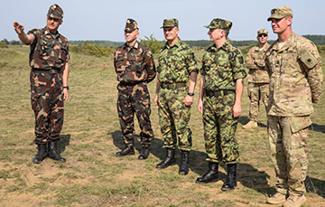 Serbian Armed Forces infantrymen join with Hungarian army infantrymen to conduct Exercise Neighbors.