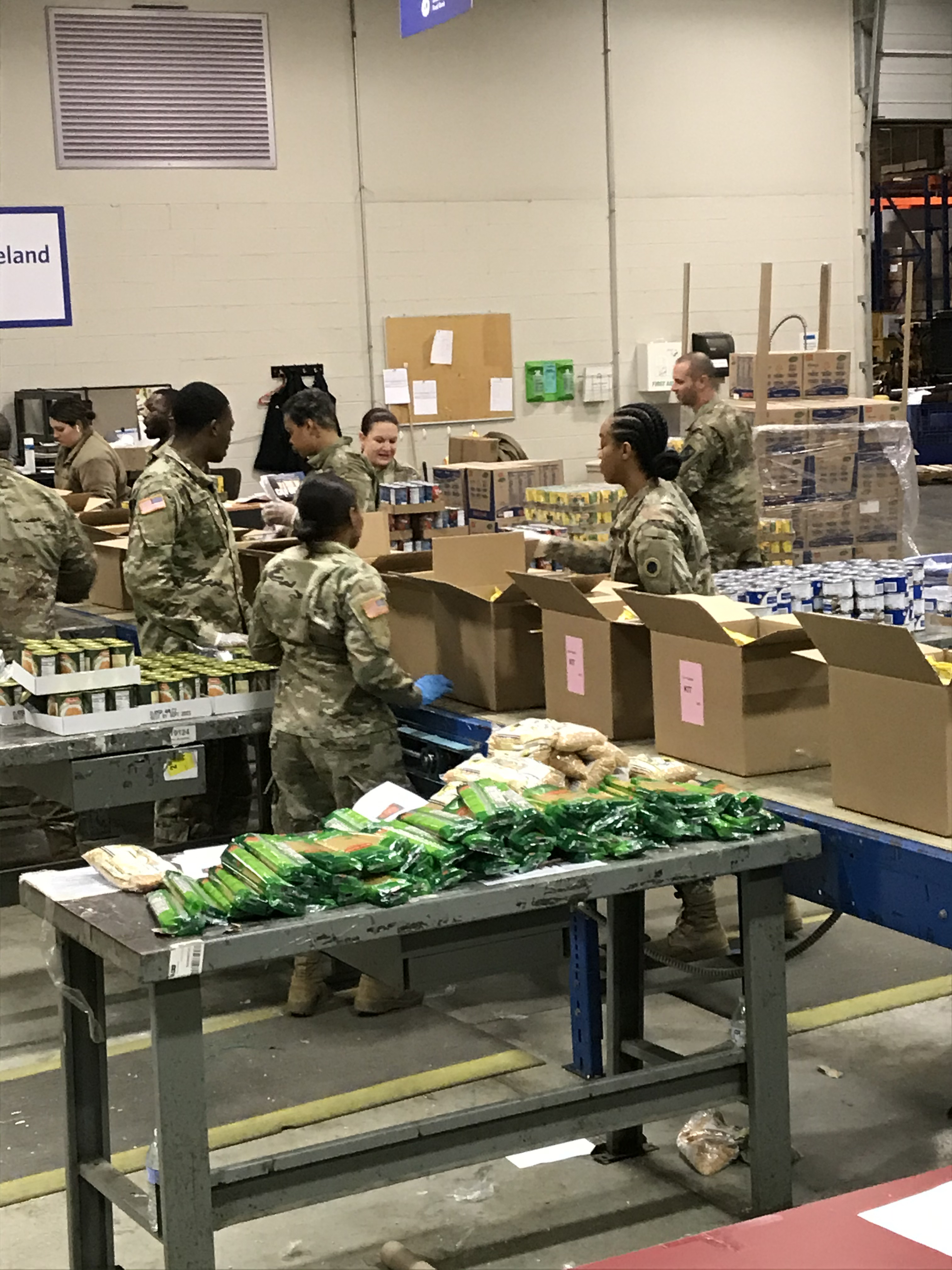 Soldiers work in food pantry.